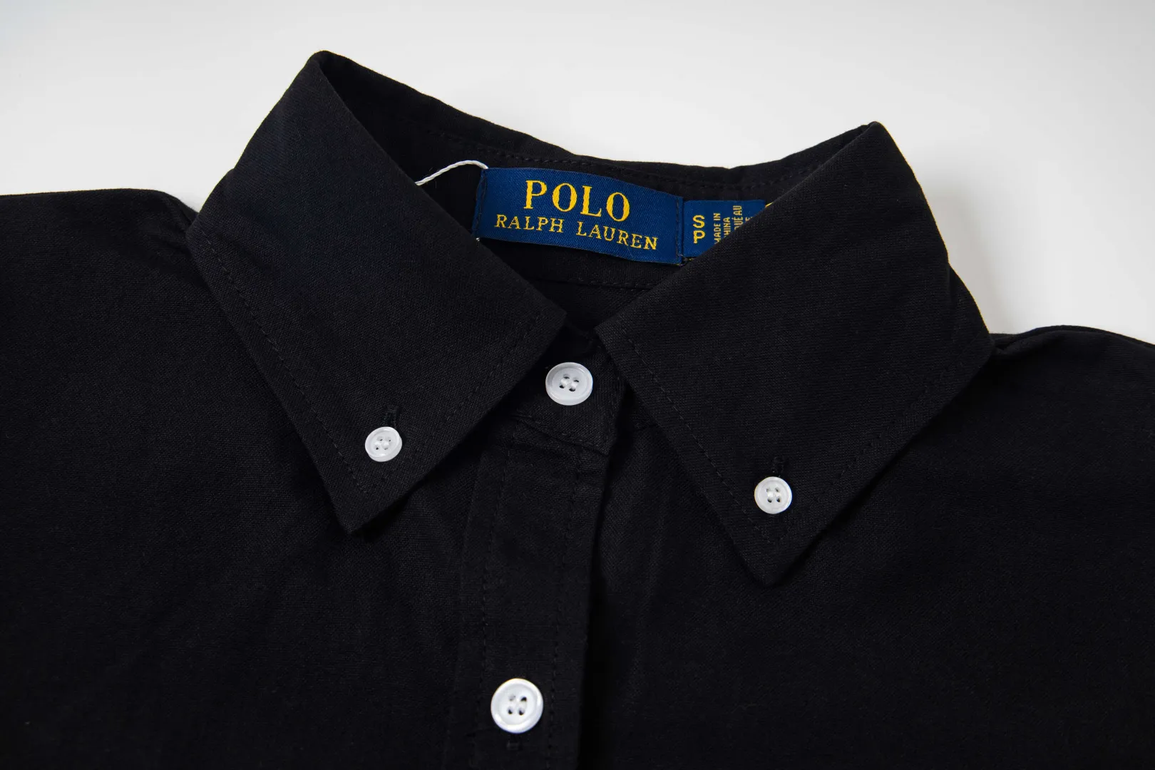 🅿️250 New: Style number: B141 Ralph Lauren/Ralph Lauren classic small label couple's long-sleeved shirt 1️⃣ Made of high-quality fabrics, the upper body is soft and comfortable, extremely delicate, and feels solid, smooth and soft. The fabric has the characteristics of being wrinkle-free and has an invincible feel. The details are perfectly handled! 2️⃣The workmanship details are perfectly controlled. They are all hemmed with vest technology, and the inside of the sleeves are also used. Different from the four-needle and five-thread workmanship, the collars are also all designed with interlining, showing high-end fashion and individuality, and the style is fashionable, simple and elegant! 3️⃣It is very youthful and energetic, and can be easily worn by both men and women. It is very in line with the fashion aesthetic concepts of today's young people! Color: Black, White, Navy Size: S, M, L, XL